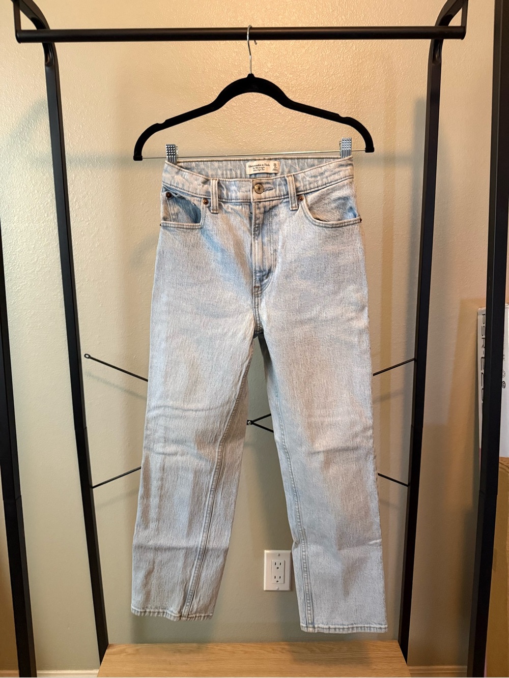 Abercrombie & Fitch Ultra High Rise 90’s Straight-Leg Jeans in Light Blue - Picture 2 of 6